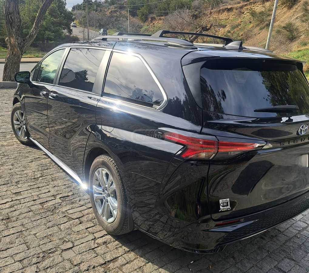 Toyota XSE 7 Passenger 4dr All-Wheel — миниатюра 3