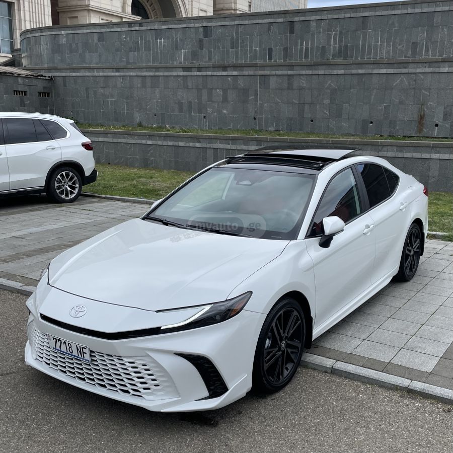 Toyota Camry - фото 1