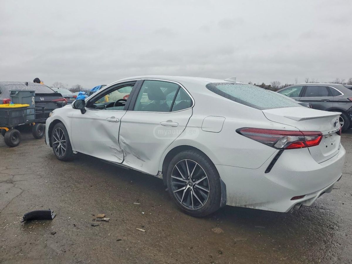 Toyota Camry - фото 2
