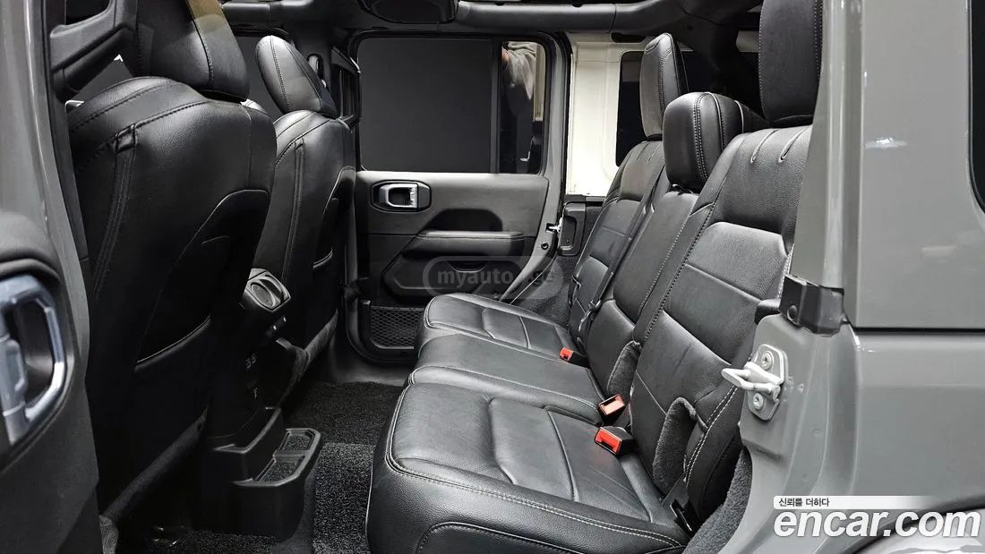 Jeep Wrangler - фото 12