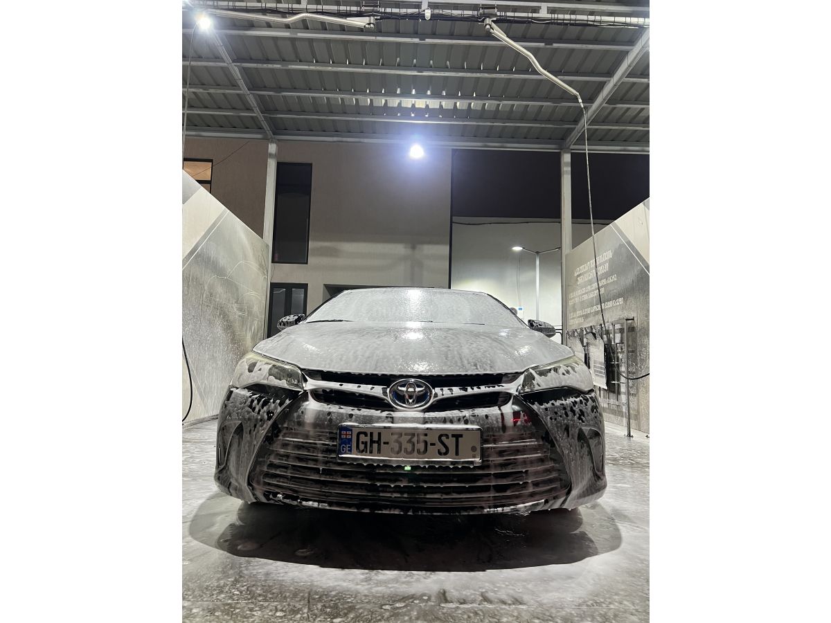 Toyota Camry - фото 1