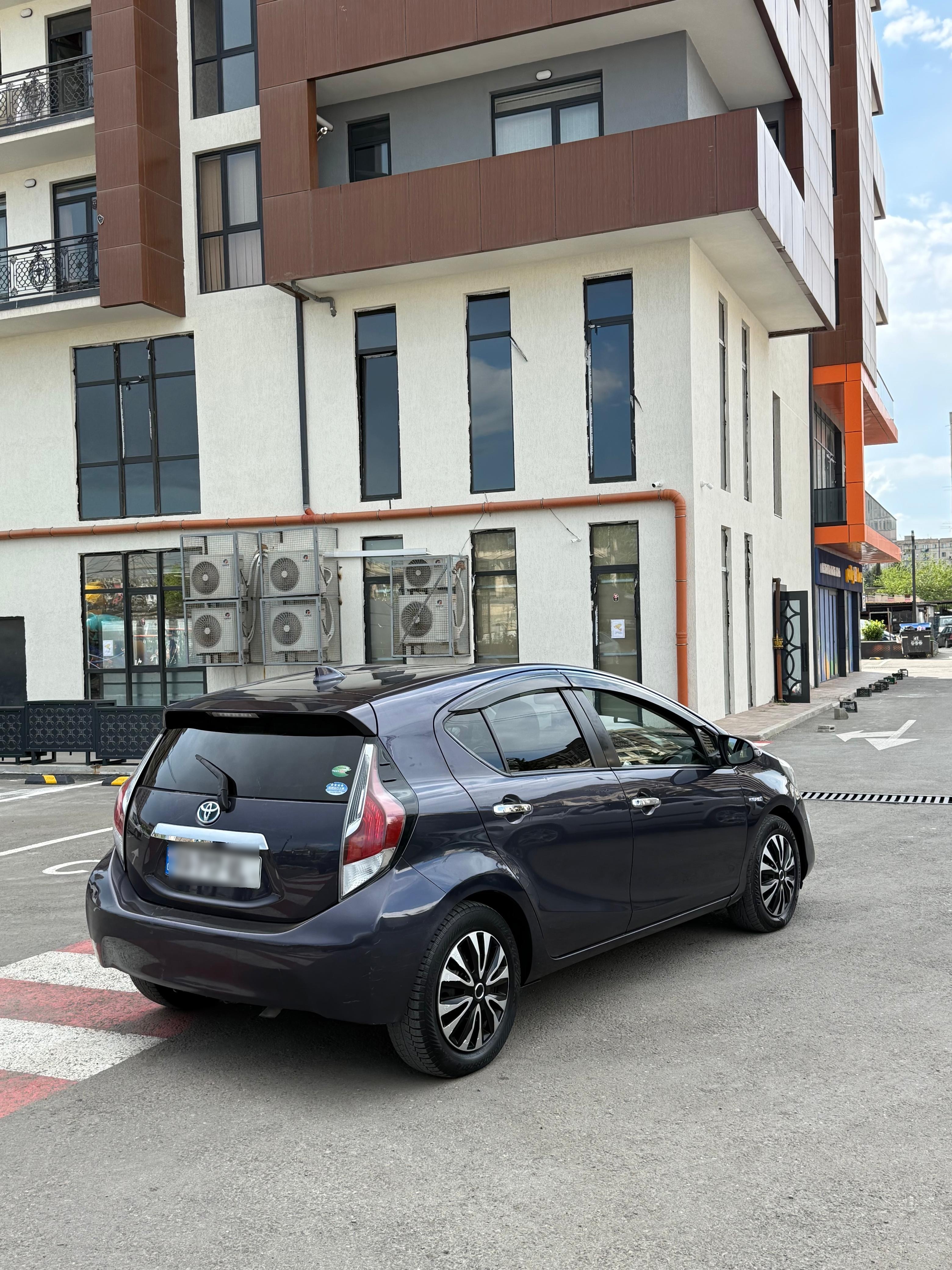Toyota Aqua - фото 2