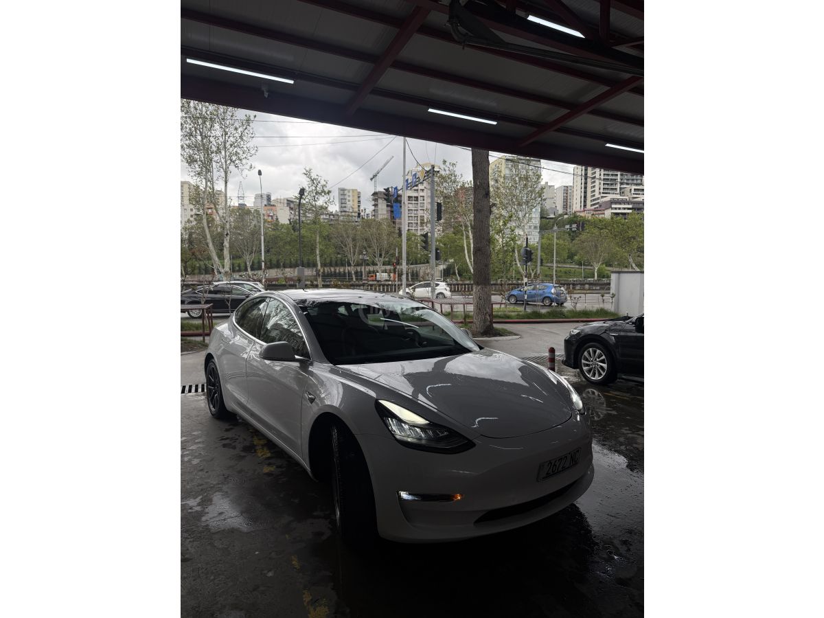 Tesla Model 3 - фото 1