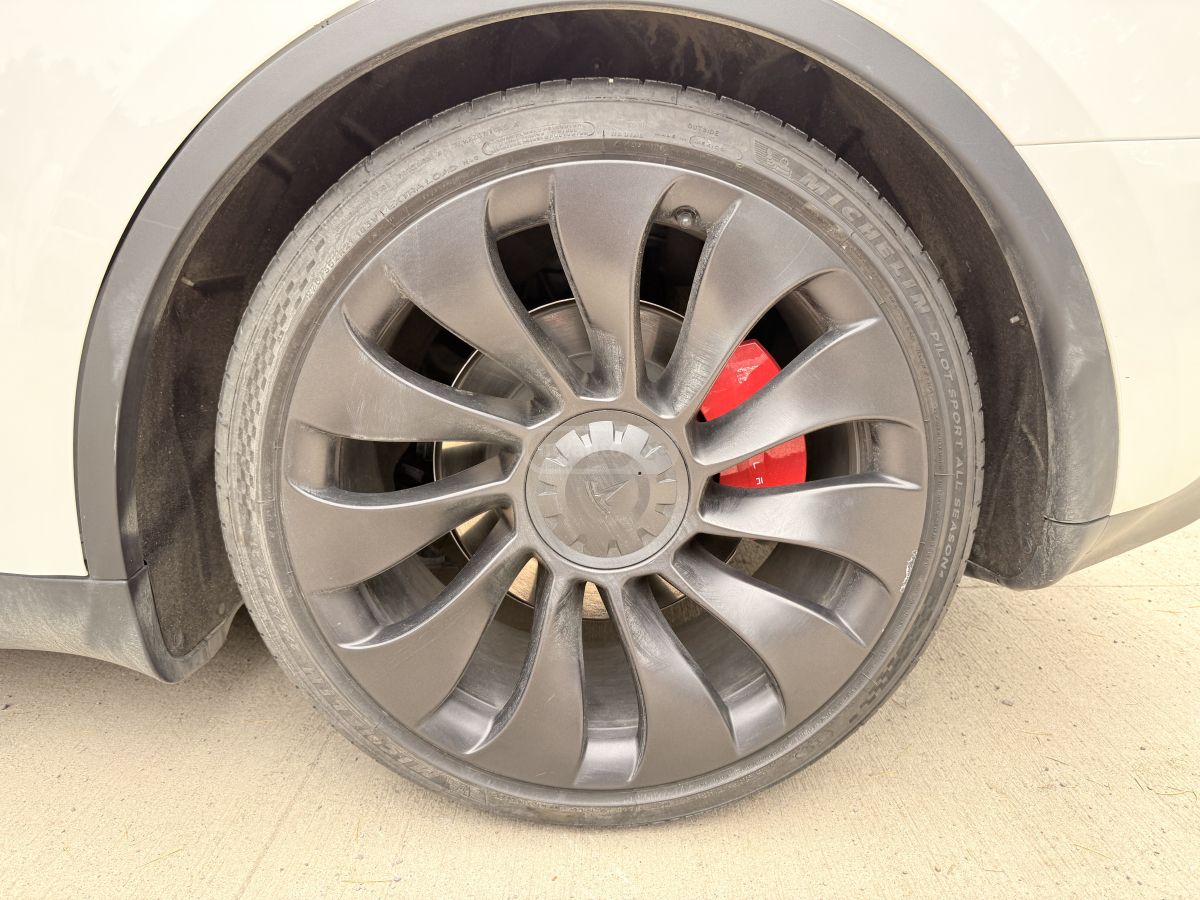 Tesla Model Y - фото 12