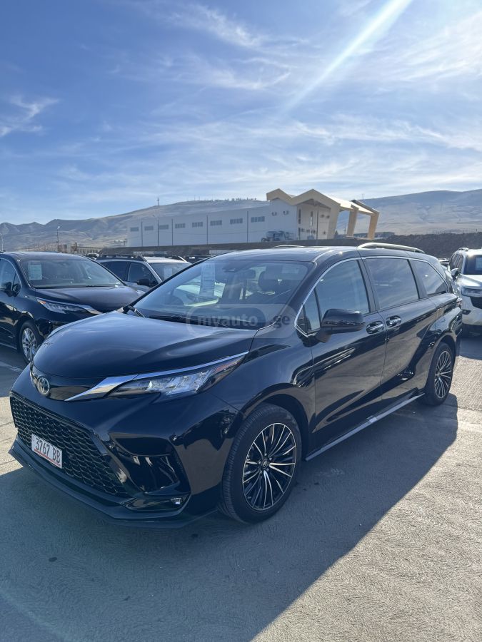 Toyota Sienna - фото 1