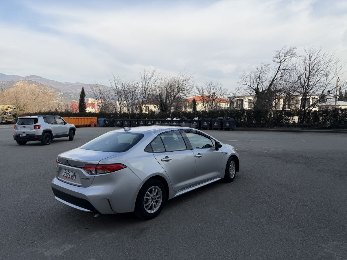 Toyota LE 4dr Sedan CVT — миниатюра 3