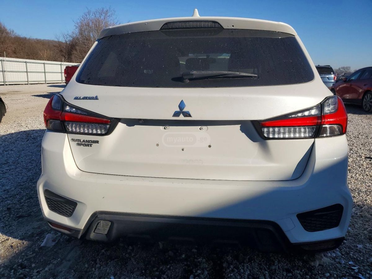 Mitsubishi Outlander - фото 6