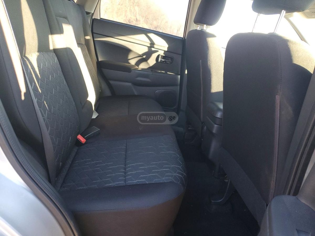 Mitsubishi Outlander - фото 11