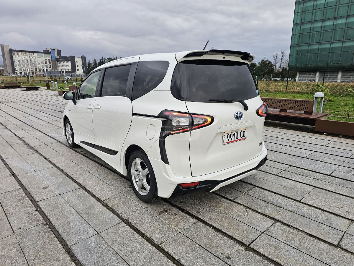 Toyota Sienta - фото 5