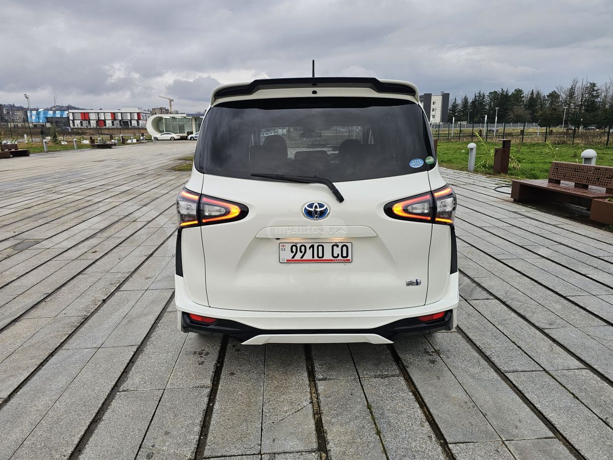 Toyota Sienta - фото 6
