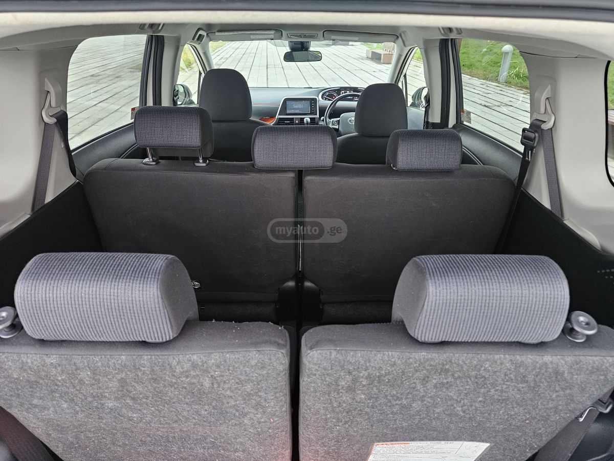 Toyota Sienta - фото 9