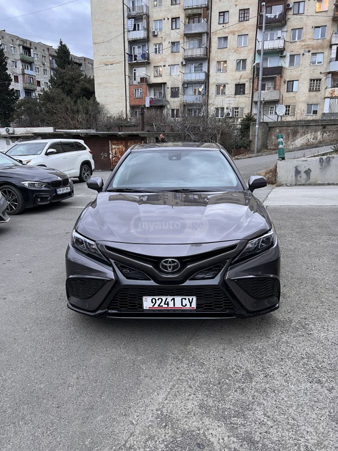 Toyota Camry - фото 1