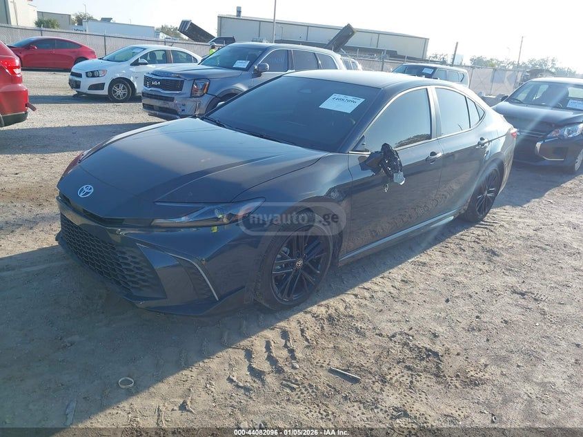 Toyota Camry - фото 1