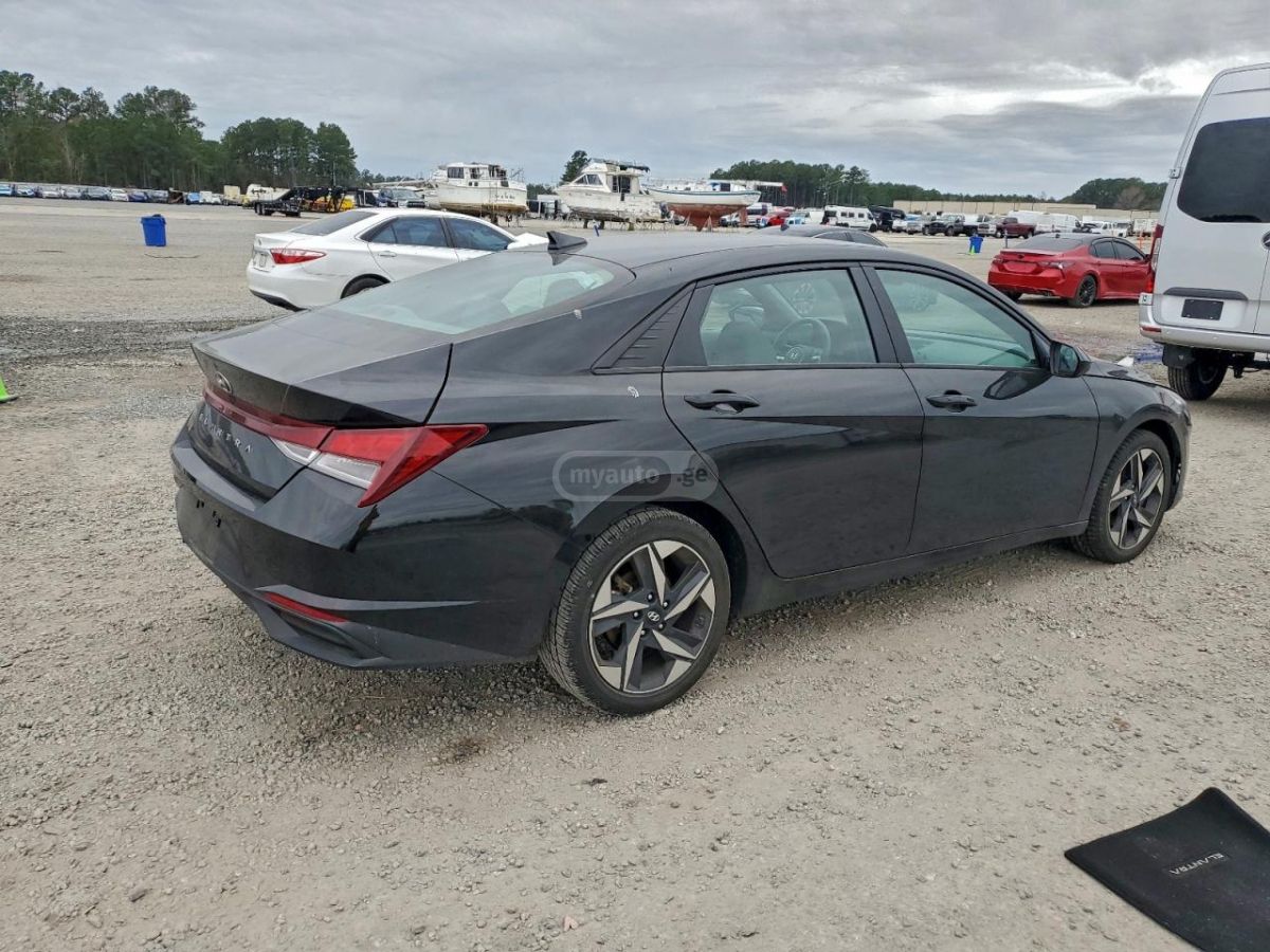 Hyundai Elantra - фото 3