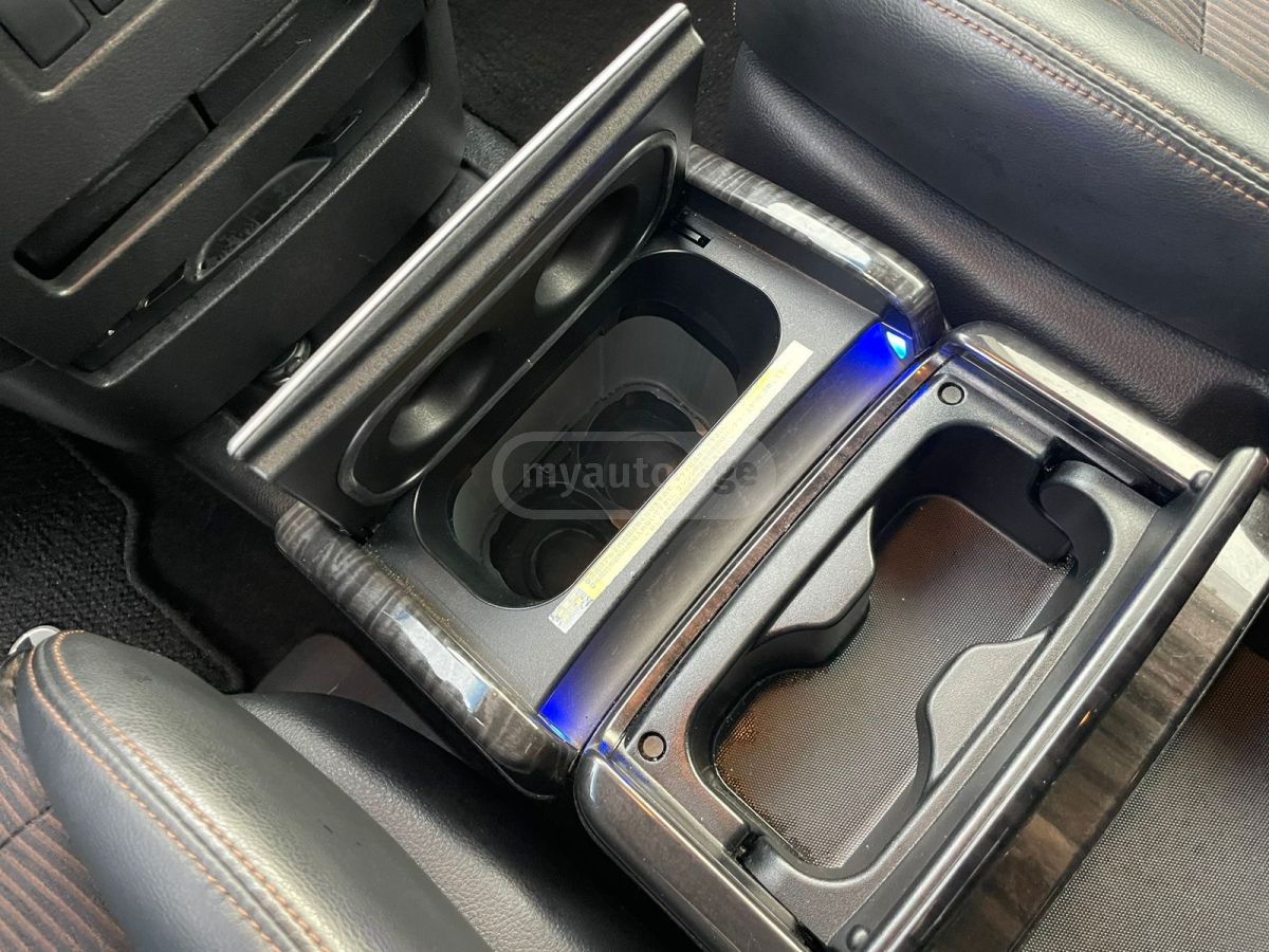 Nissan Elgrand - фото 10