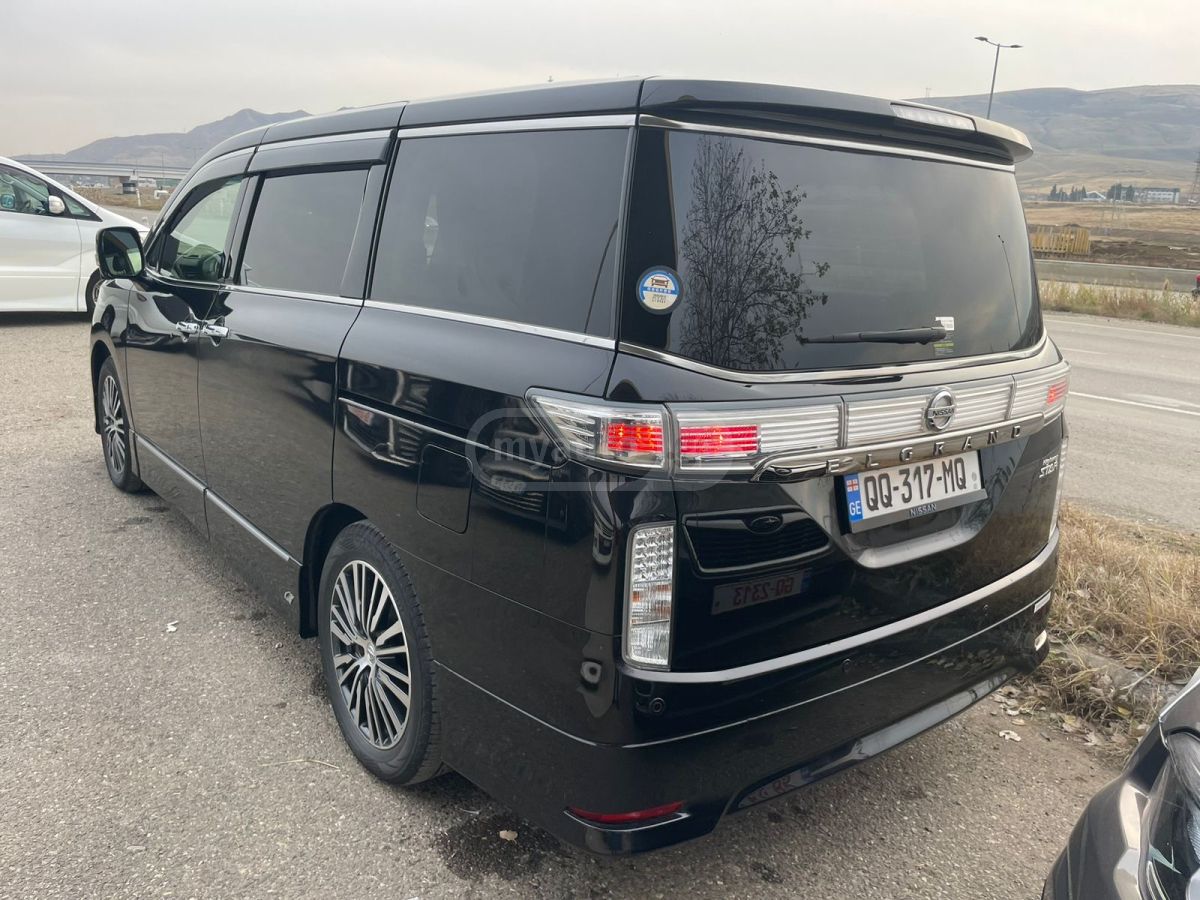Nissan Elgrand - фото 3