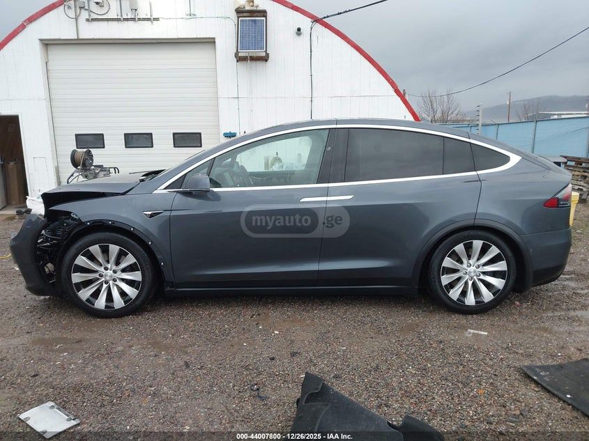 Tesla Model X - фото 10