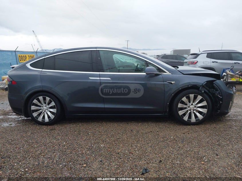 Tesla Model X - фото 9