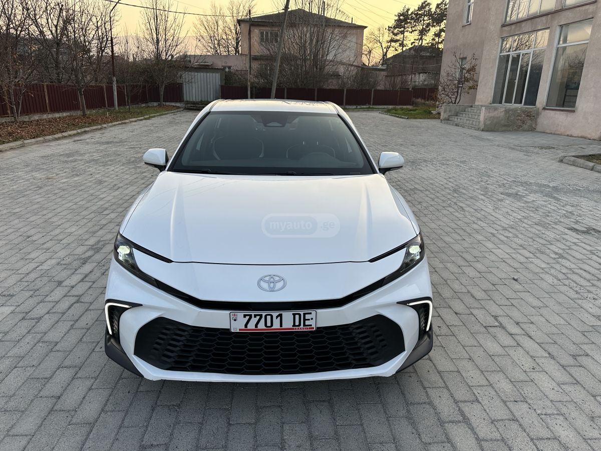 Toyota Camry - фото 1