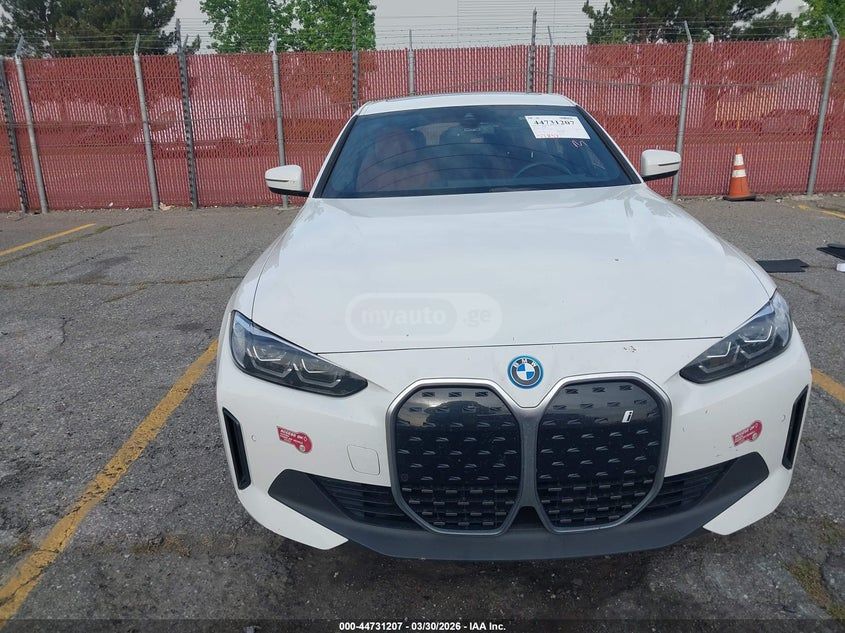 BMW i4 - фото 12