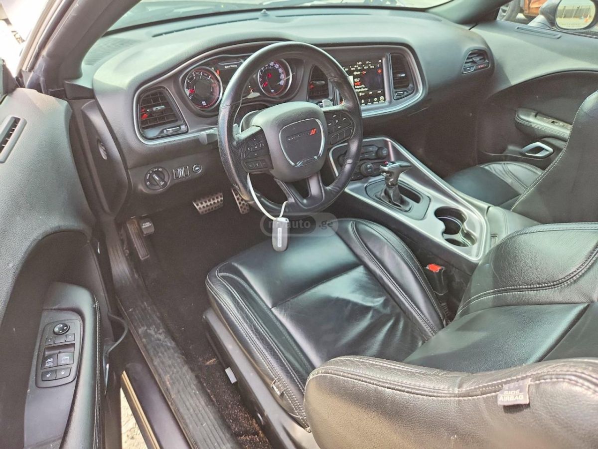 Dodge Challenger - фото 8