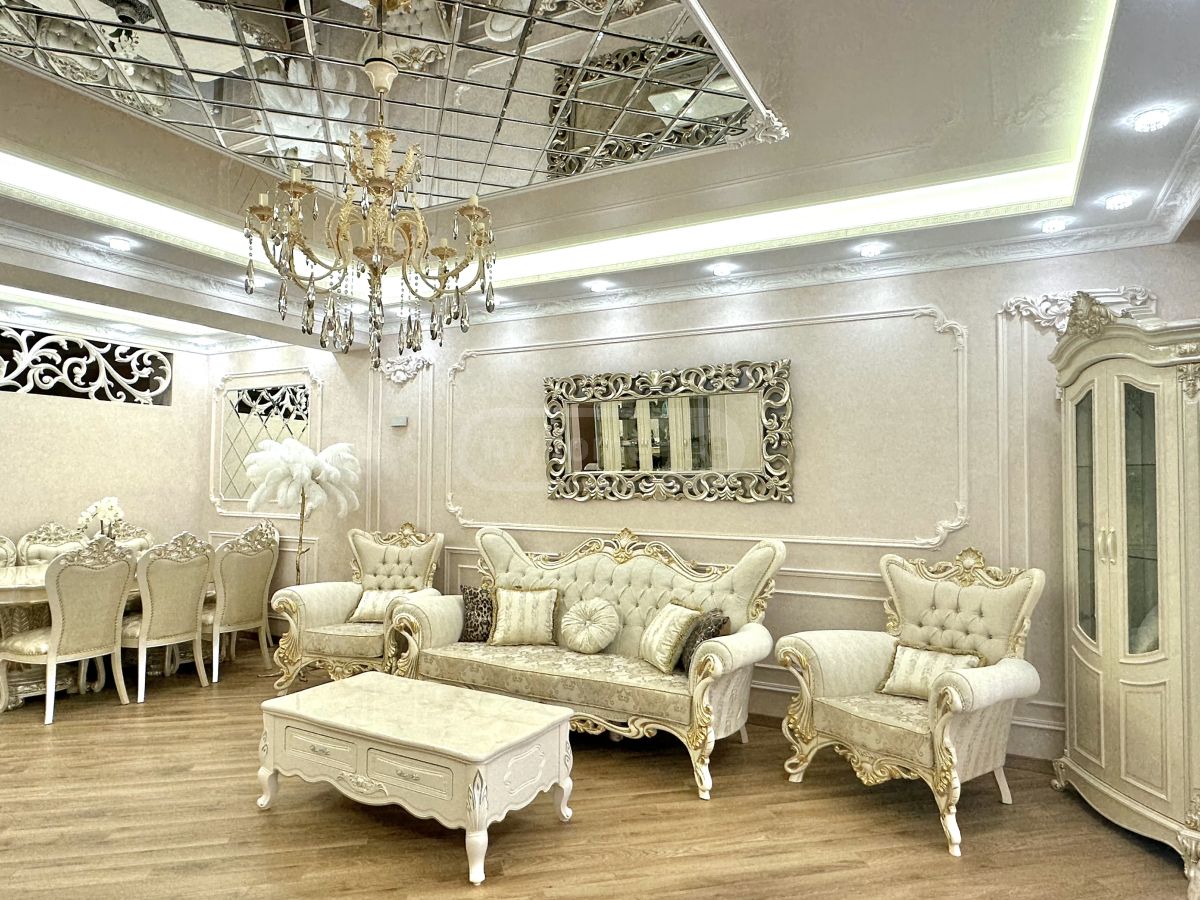 იყიდება 4 ოთახიანი ბინა ვაკეში