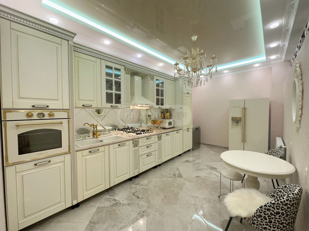 იყიდება 4 ოთახიანი ბინა ვაკეში