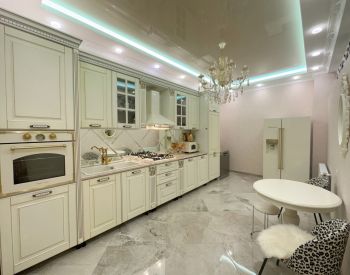 იყიდება 4 ოთახიანი ბინა ვაკეში