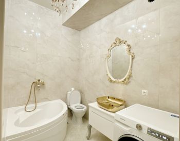 იყიდება 4 ოთახიანი ბინა ვაკეში