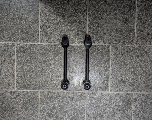 იყიდება 2016-22 TOYOTA Prius უკანა ბერკეტები (შტანგები)