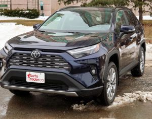 2023 rav 4 hibridi daishala es perebi