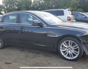 იშლება Jaguar XF 2018