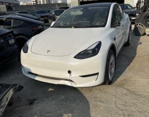 იშლება model Y 2023  ასევე გვაქ model 3
