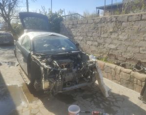 იშლება 2007 წლიანი Toyota Scion tC.