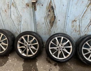 R17 TOYOTA Prius V 2017