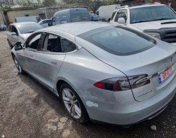 იშლება TESLA model S 57 garbenit