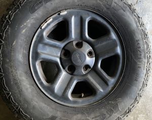 Jeep wrangler -ის რკინის დისკები,ხუფებით და ბლუთუზებით