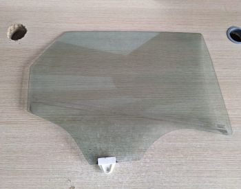 ადგილზე გვაქვს Mazda CX3-ის უკანა მარჯვენა შუშა