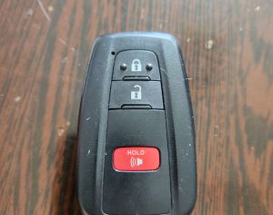 Rav4 ორიგინალი გასაღები პროგრამირებით გაჩარხვით