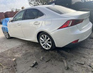 იშლება lexus is 200