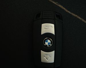 BMW  სულ ახალ  ორიგინალი პულტი/გასაღები.  350$  დარეკეთ 555 66 23 99 ნომერზე. რეგისტრირდება ბევრ მოდელზე.