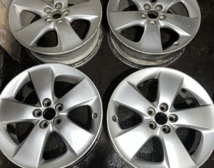 R17 TOYOTA priusi