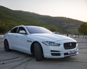 იშლება Jaguar XE First Edition