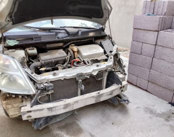 იშლება მეორე თაობის პრიუსები Toyota Priuss