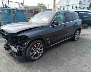 იშლება       BMW X5  G05    2021     Sdrive