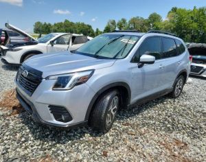 იშლება 2022 წლიანი Subaru forester