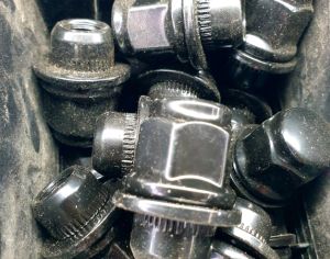 TOYOTA-ს დისკის შავი ქანჩი. (ბოლტი-გაიკა)