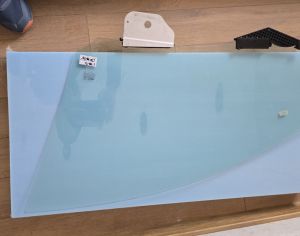 TESLA Model Y 2022 მარჯვენა წინა კარის შუშა