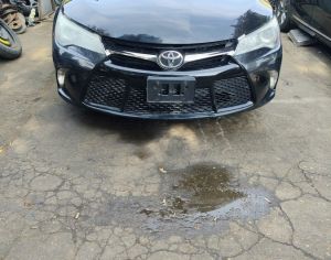 იშლება Toyota camry
