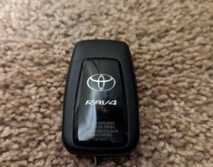 იყიდება TOYOTA RAV4-ის ორიგინალი გასაღები